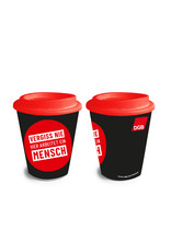 Wiederverwendbarer Kaffeebecher aus Kunststoff mit Logo der Initiative "Vergiss nie, hier arbeitet ein Mensch"