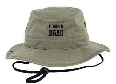 Groene bucket hat met zwart Poederbaas logo