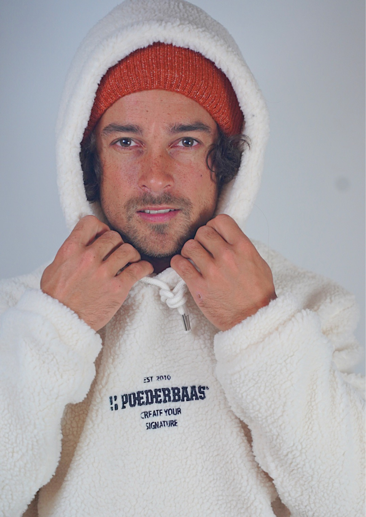 Sherpa hoodie in naturel wit met Poederbaas logo borduursel