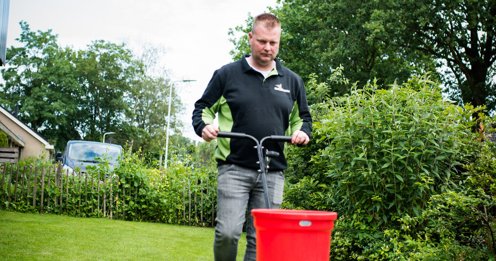 Wat kan ik doen tegen dorre en droogte plekken in het gazon?