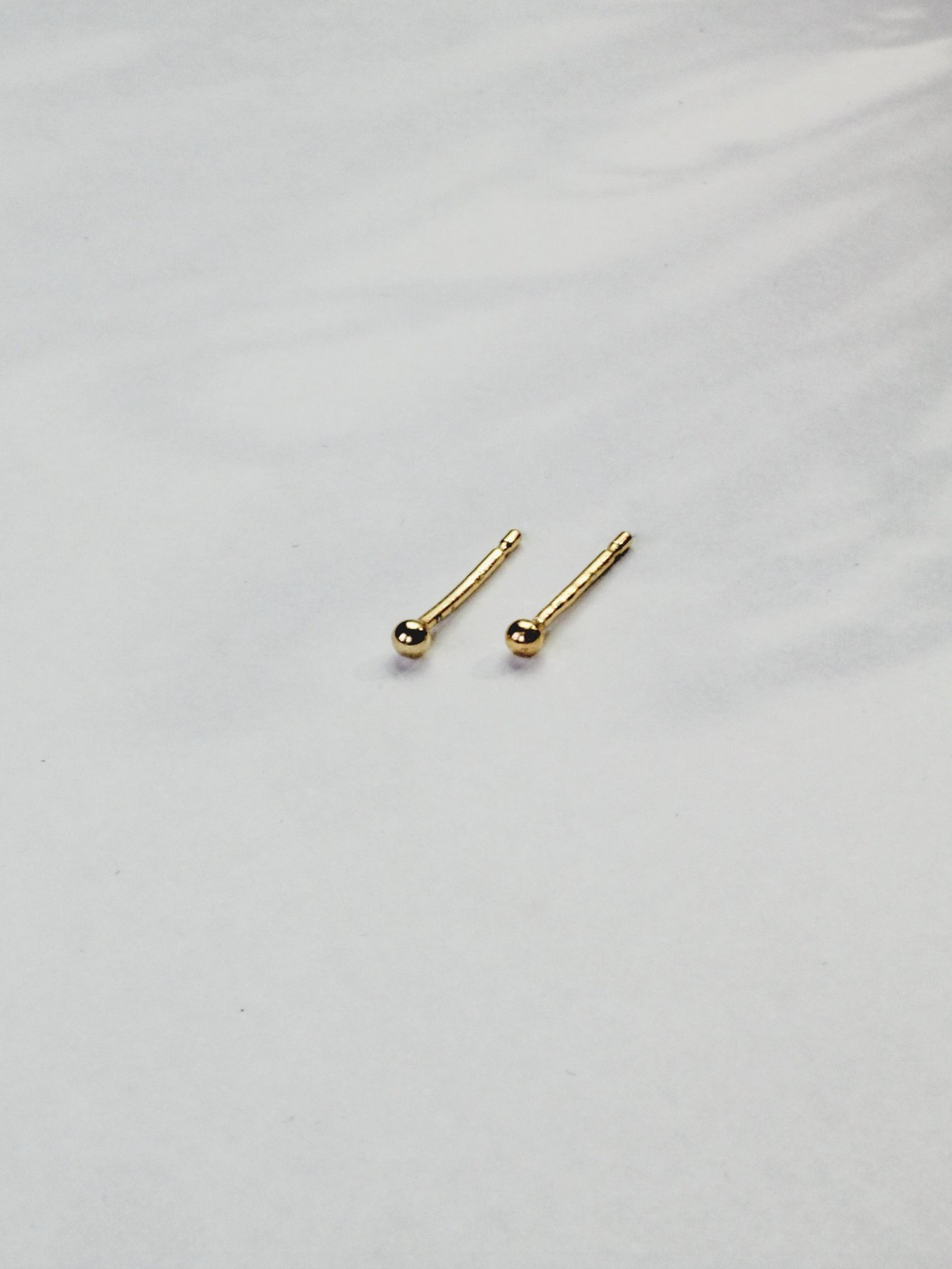 Laure De Mees Stamen stud 2mm gold