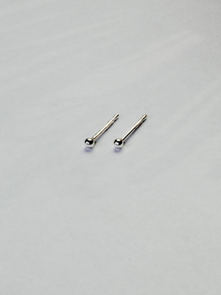 Laure De Mees Stamen stud 2mm silver