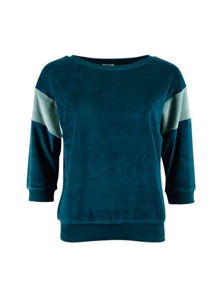Chills&Fever Sweater ona velvet deep teal