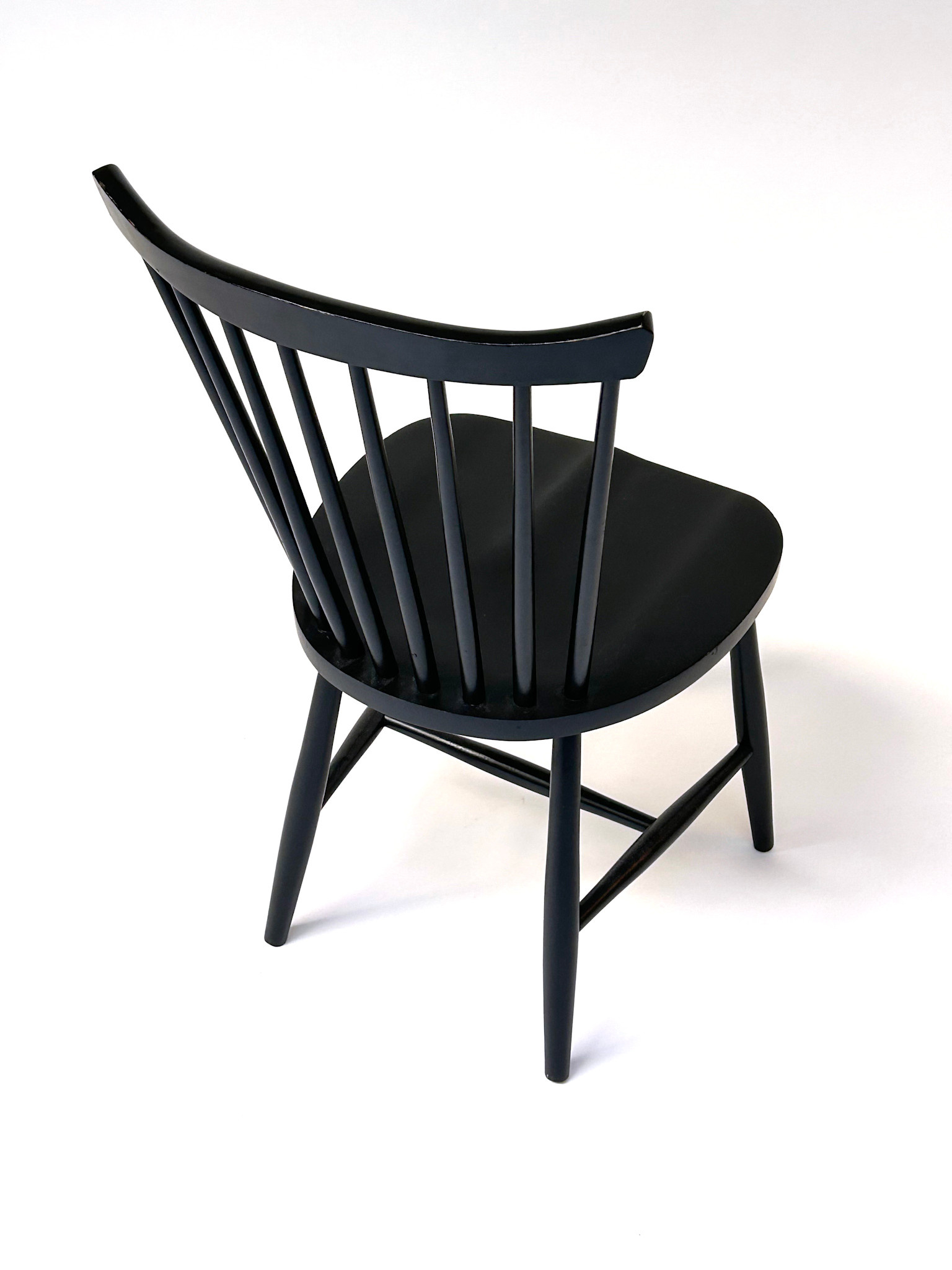 Set 4 vintage zwarte spijlenstoelen