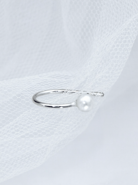 Laure De Mees Pearl cuff earring silver