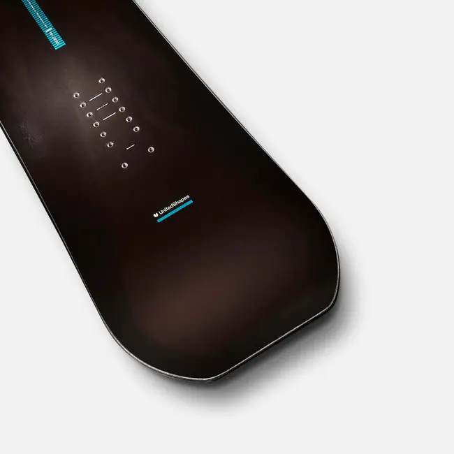 United Shapes Cadet – Retningsbestemt freeride-snowboard med klassisk camber og moderne bærekraftige materialer