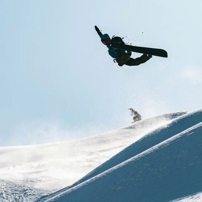 United Shapes Cadet – Retningsbestemt freeride-snowboard med klassisk camber og moderne bærekraftige materialer