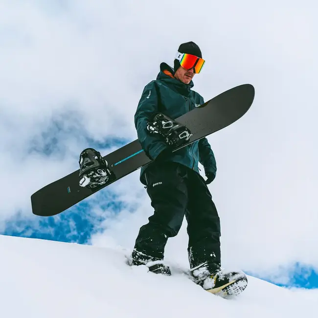 United Shapes Cadet – Retningsbestemt freeride-snowboard med klassisk camber og moderne bærekraftige materialer