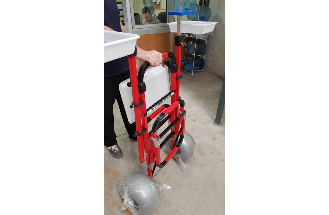 BEACH TROLLY ROOD MET BAKKEN EN 2 ONDERLIJNEN KAMMEN