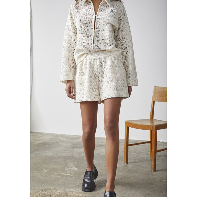 SISTERS POINT Elsia Short Cream