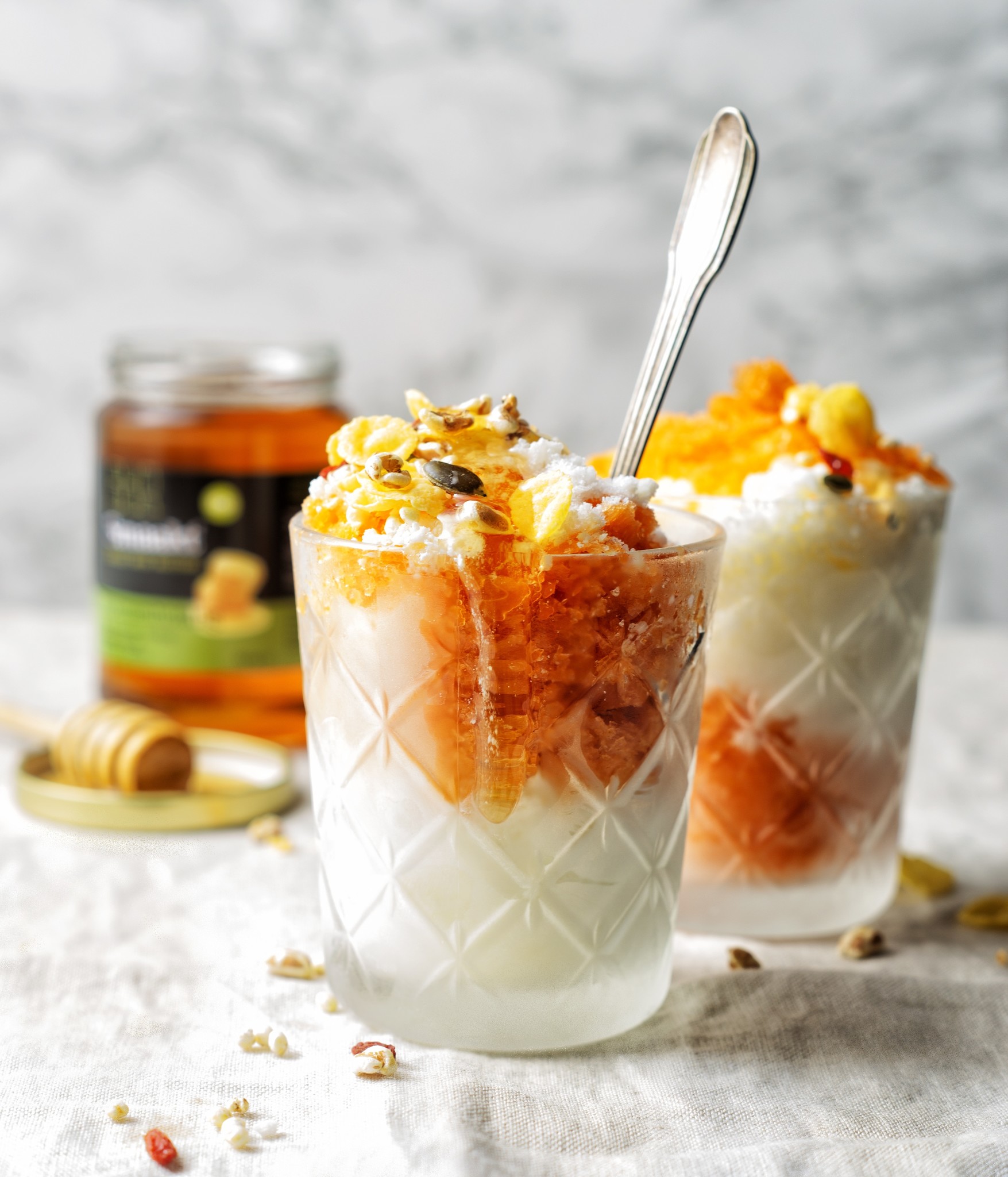 Granita van wortelsap en yoghurt met honing en gepofte granen | Smaakt