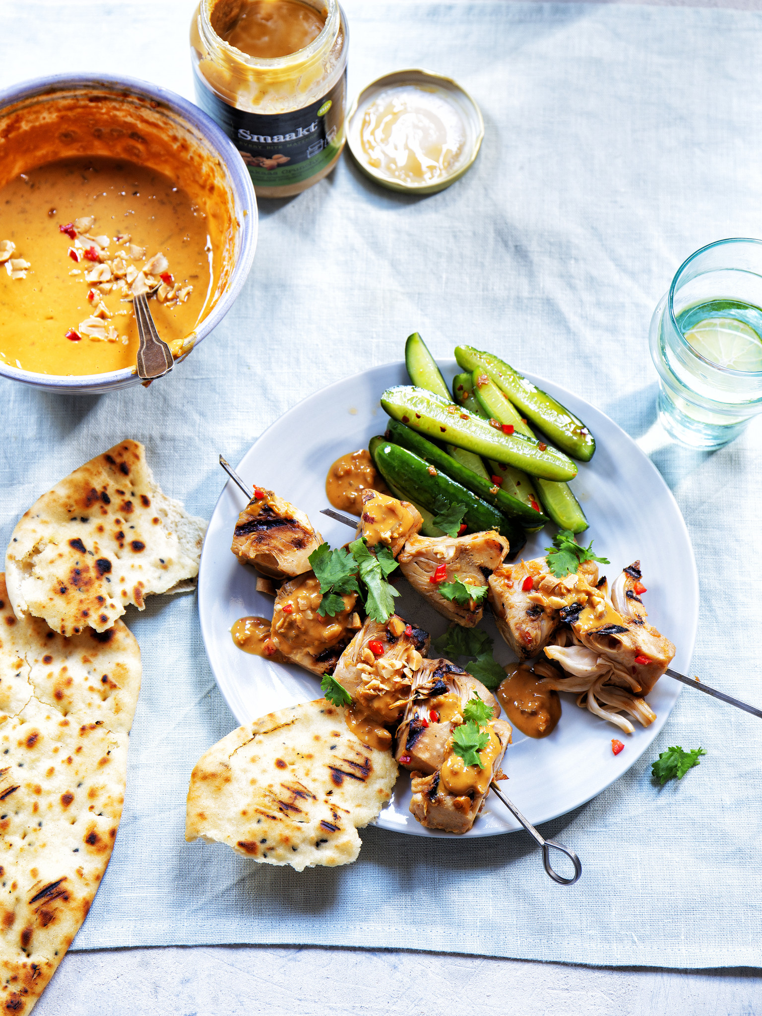 Jackfruit satay with spicy pickled cucumbers | Smaakt