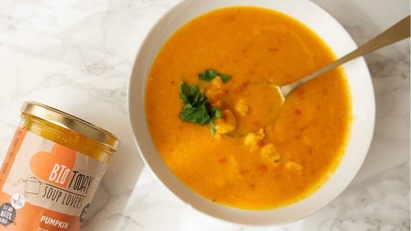 Spicy pumpkin soep met scampi's | BioToday