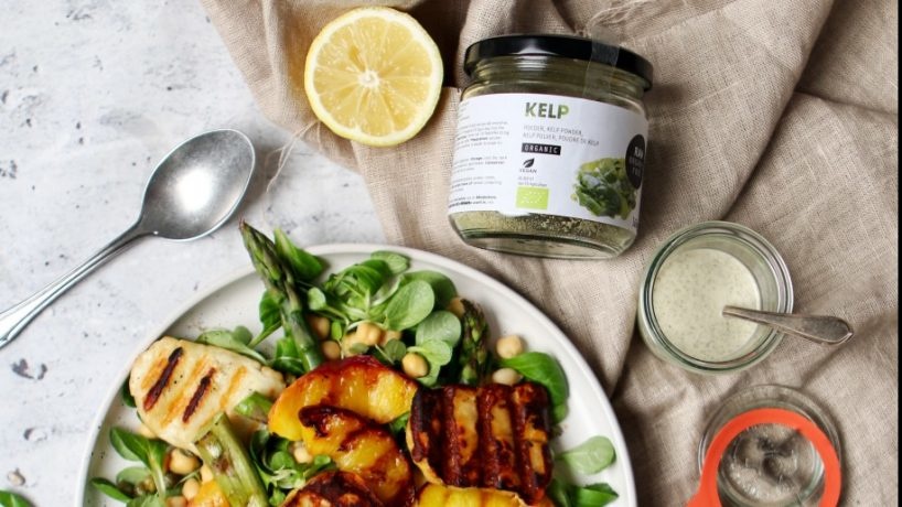 Raw Organic | Halloumi salad with grilled peach