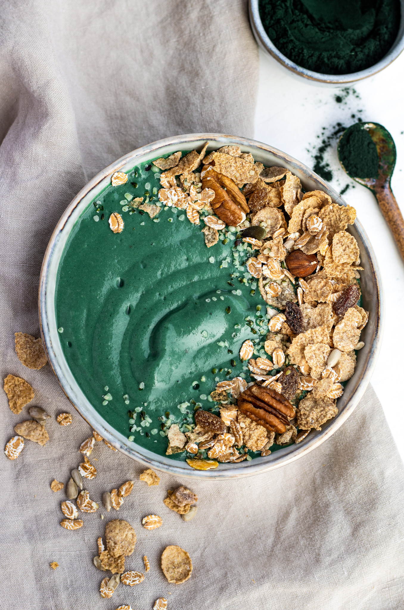 Smaakt | Spirulina smoothiebowl met notenmuesli