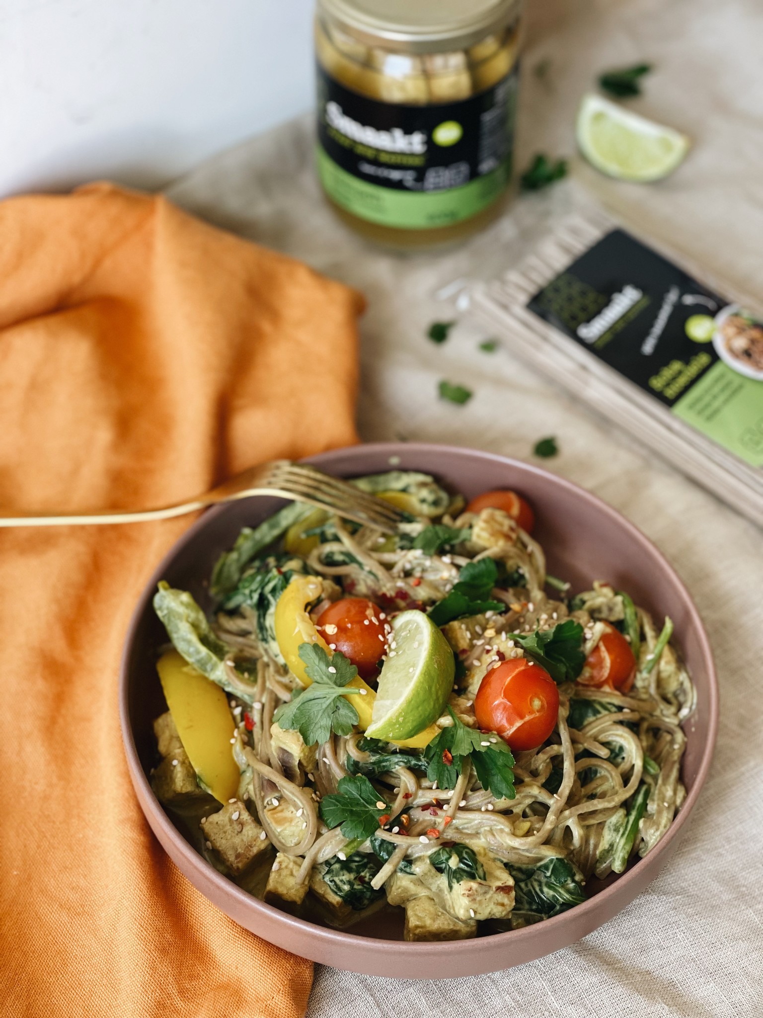 Smaakt| Kokos kerrie noodles met tempeh