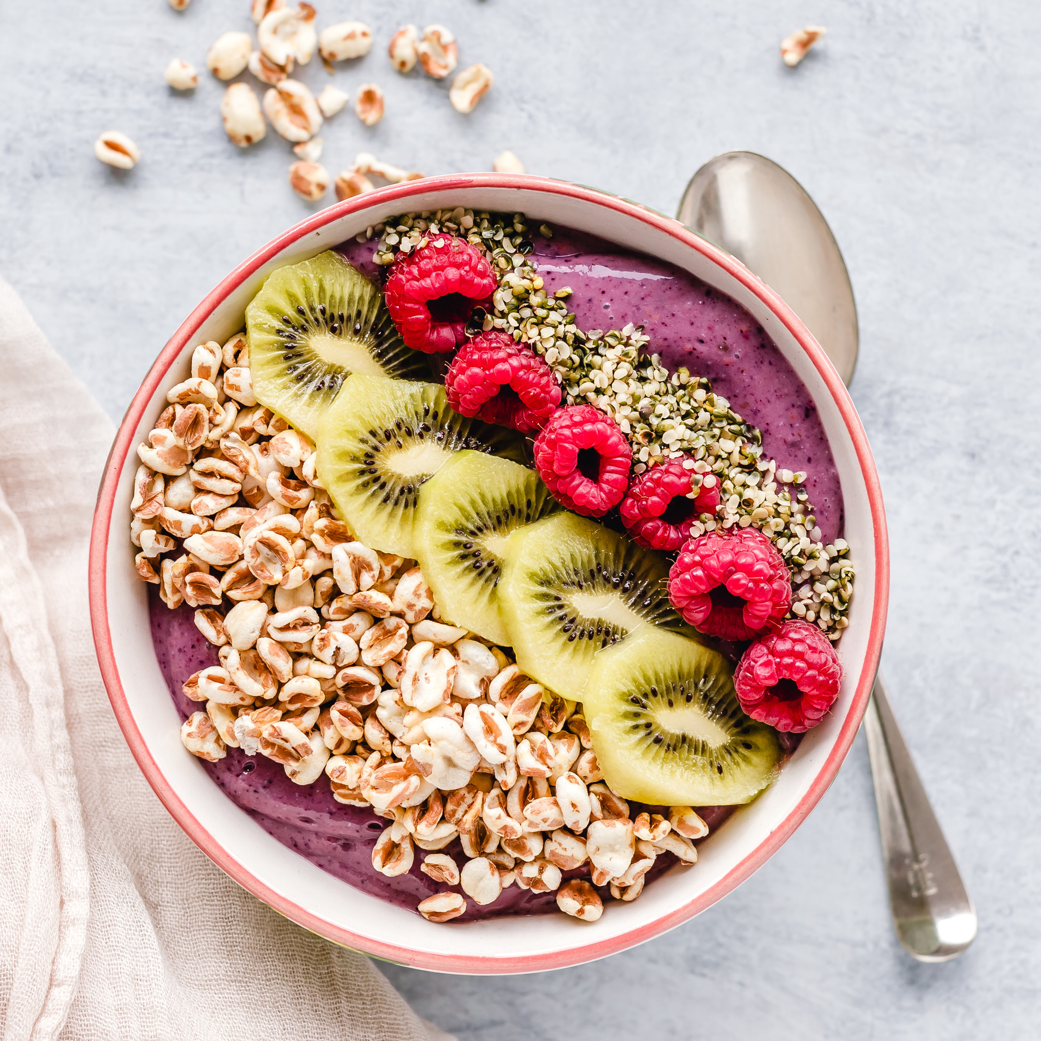 Smaakt | Fruitige smoothiebowl met gepofte granen
