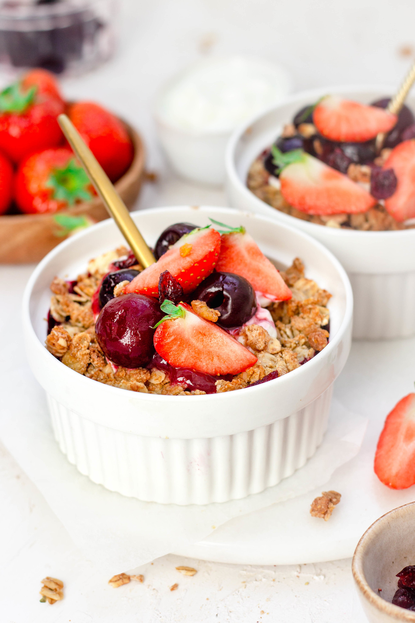 Aardbeien & kersen crumble