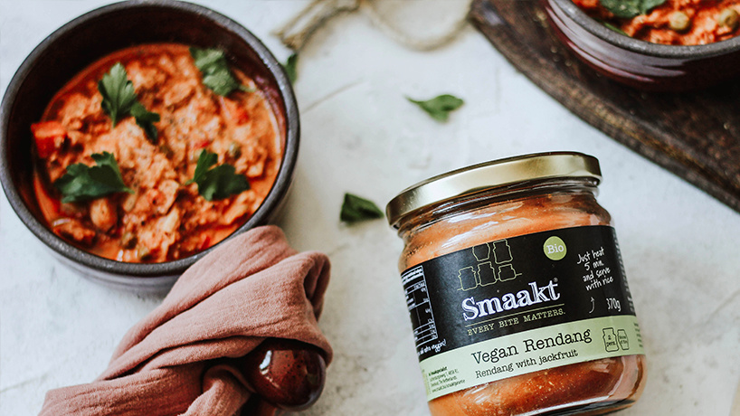 Vegan rendang met rijst en kruidige sperziebonen