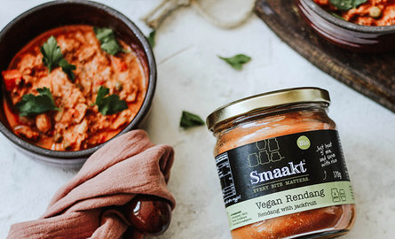 Vegan rendang with rice and spicy green beans