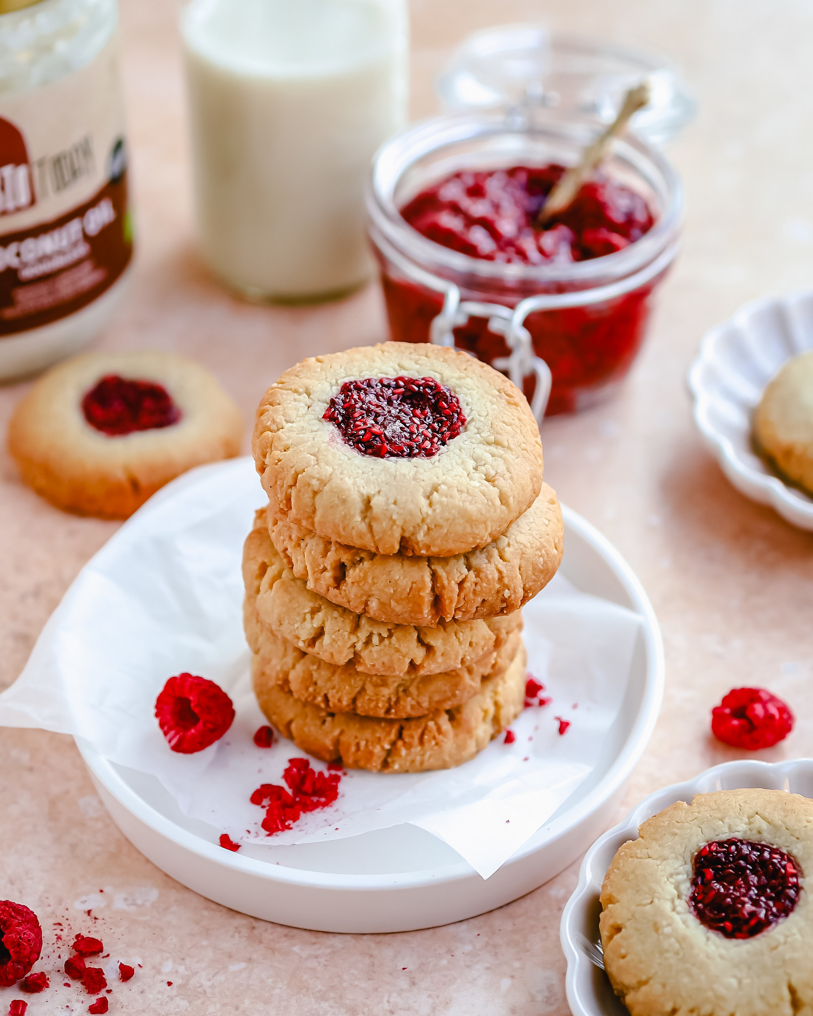 Soft thumbprint cookies met jam