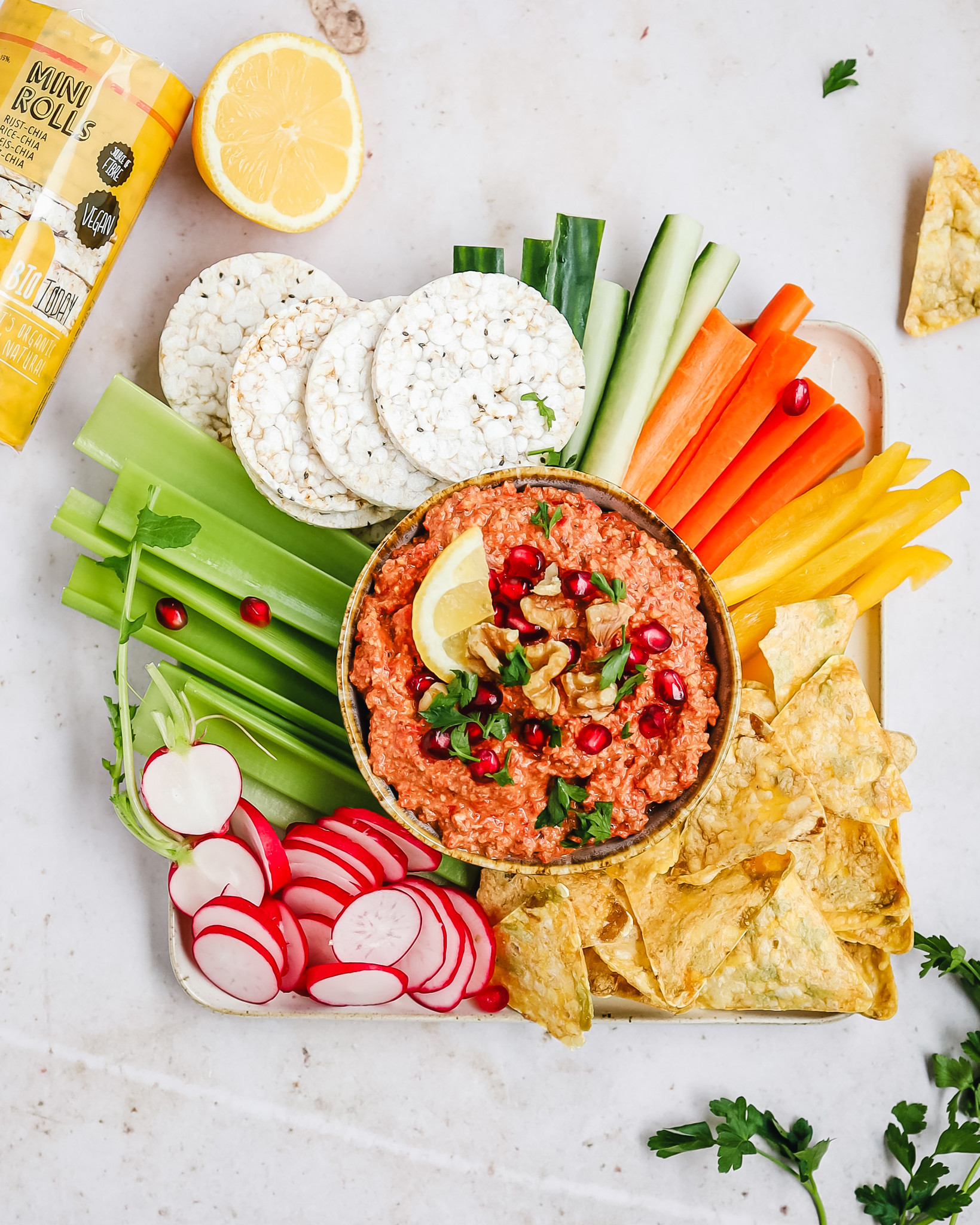 Snack platter met geroosterde paprika dip