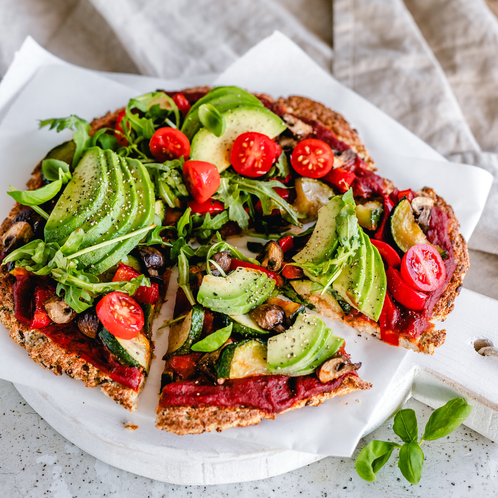 Bloemkoolpizza van amandelmeel en lijnzaad