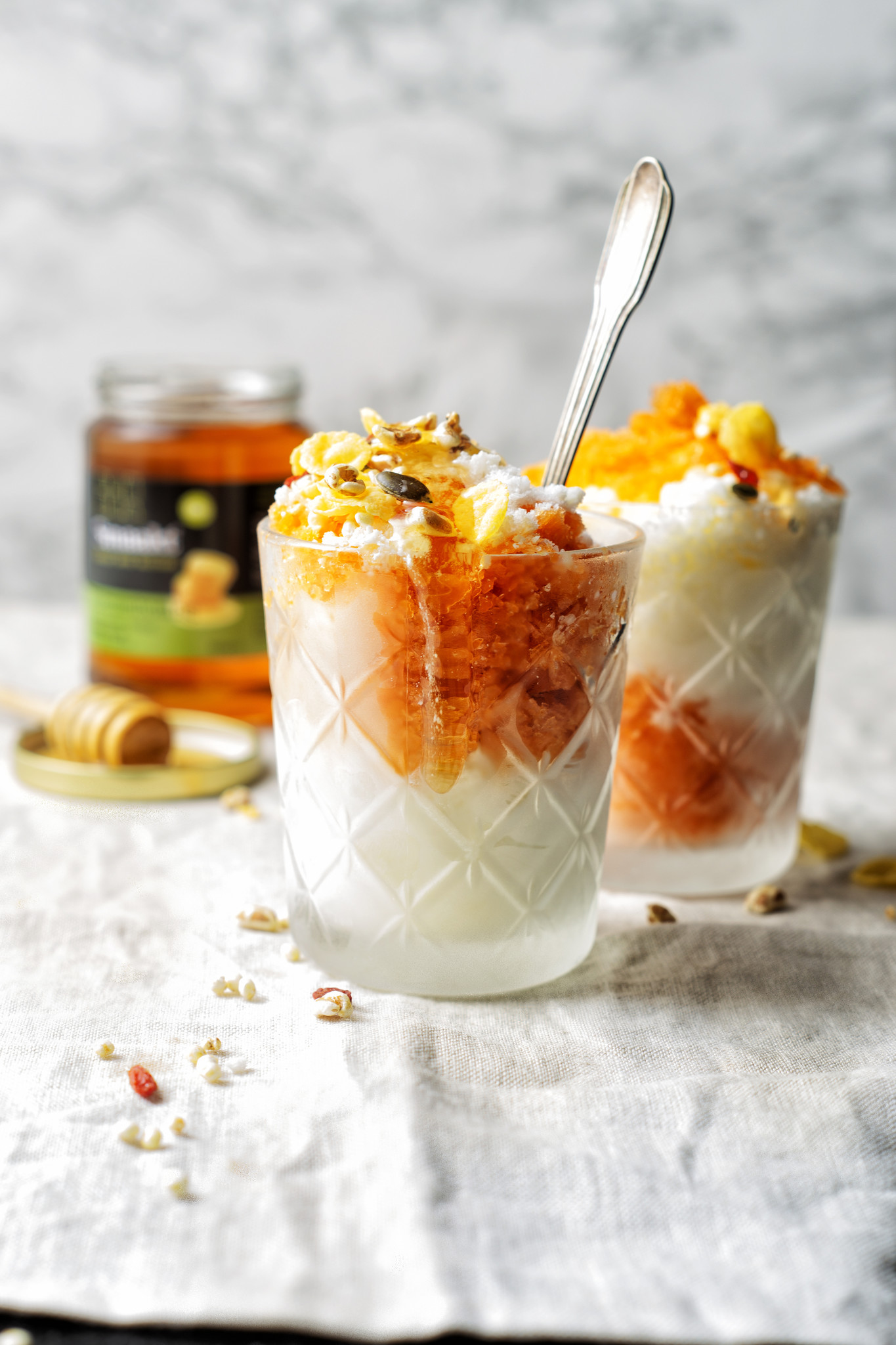 Granita van wortelsap en yoghurt met honing en gepofte granen 