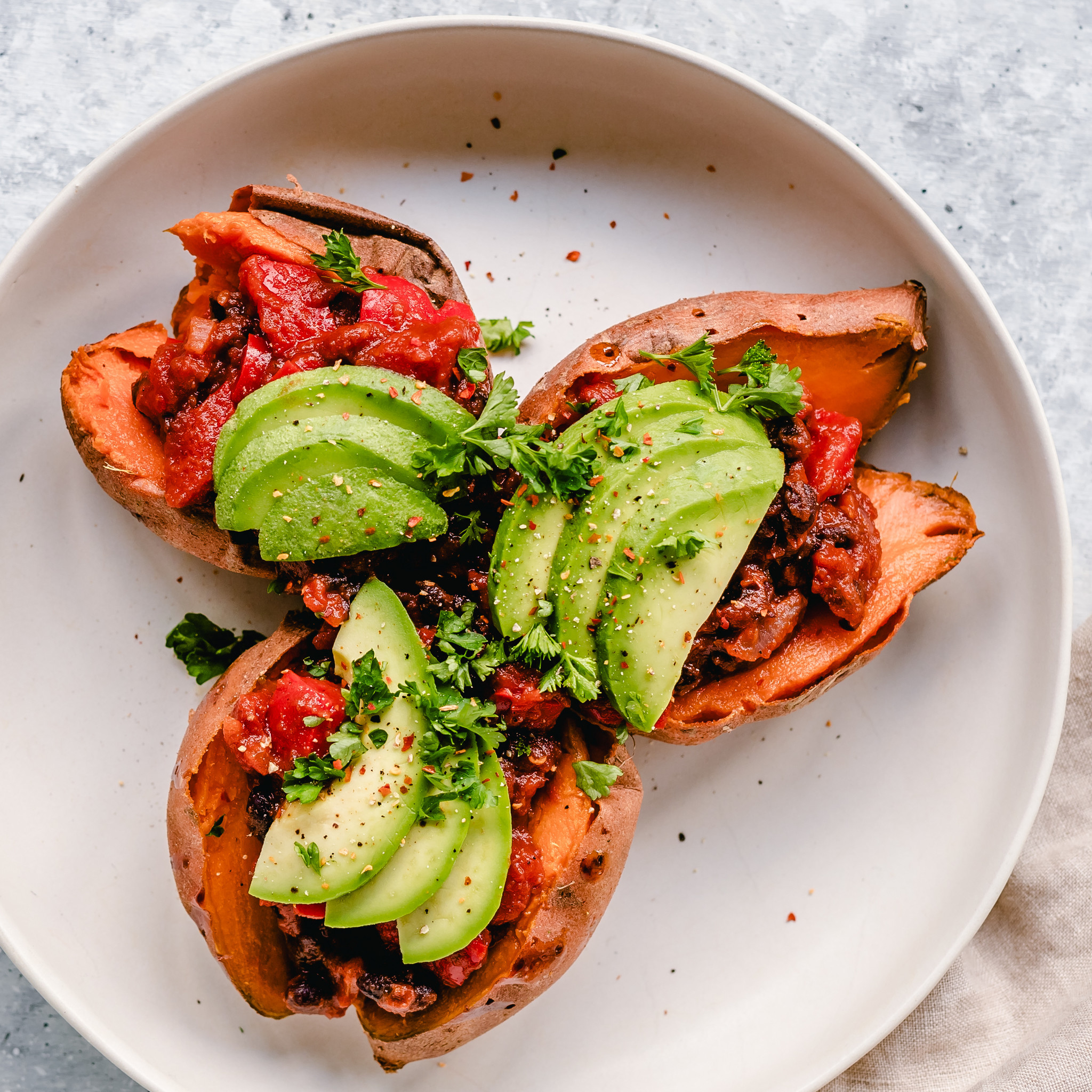 Gevulde zoete aardappel met vegan chili sin carne