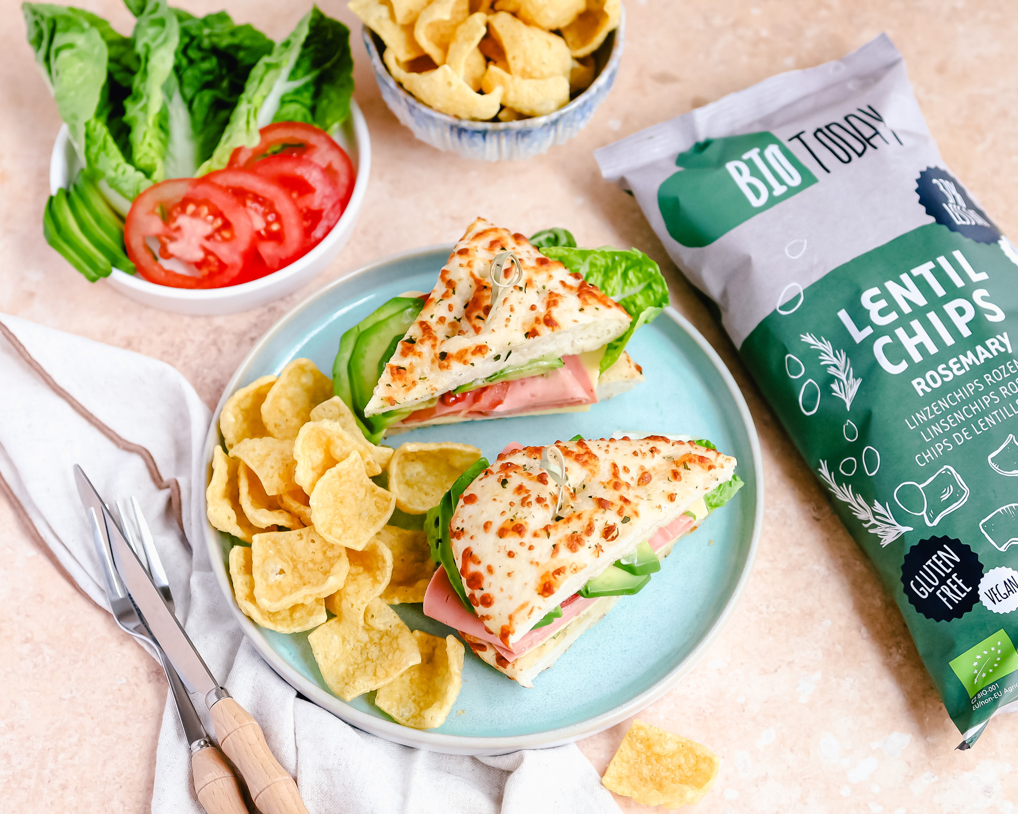 Vegetarische focaccia met rozemarijn linzenchips 