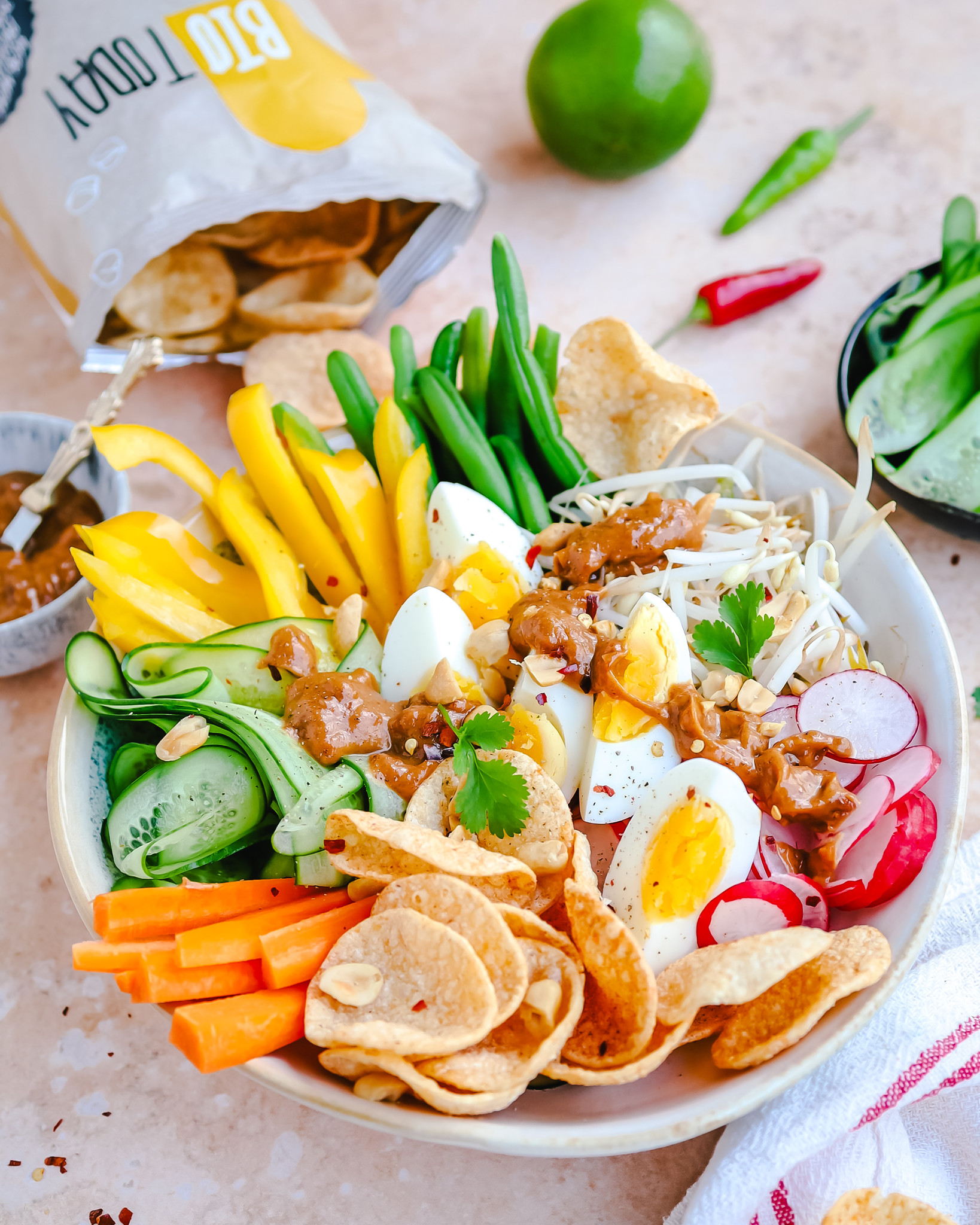 Gado gado met pindasaus en sweet chili chips