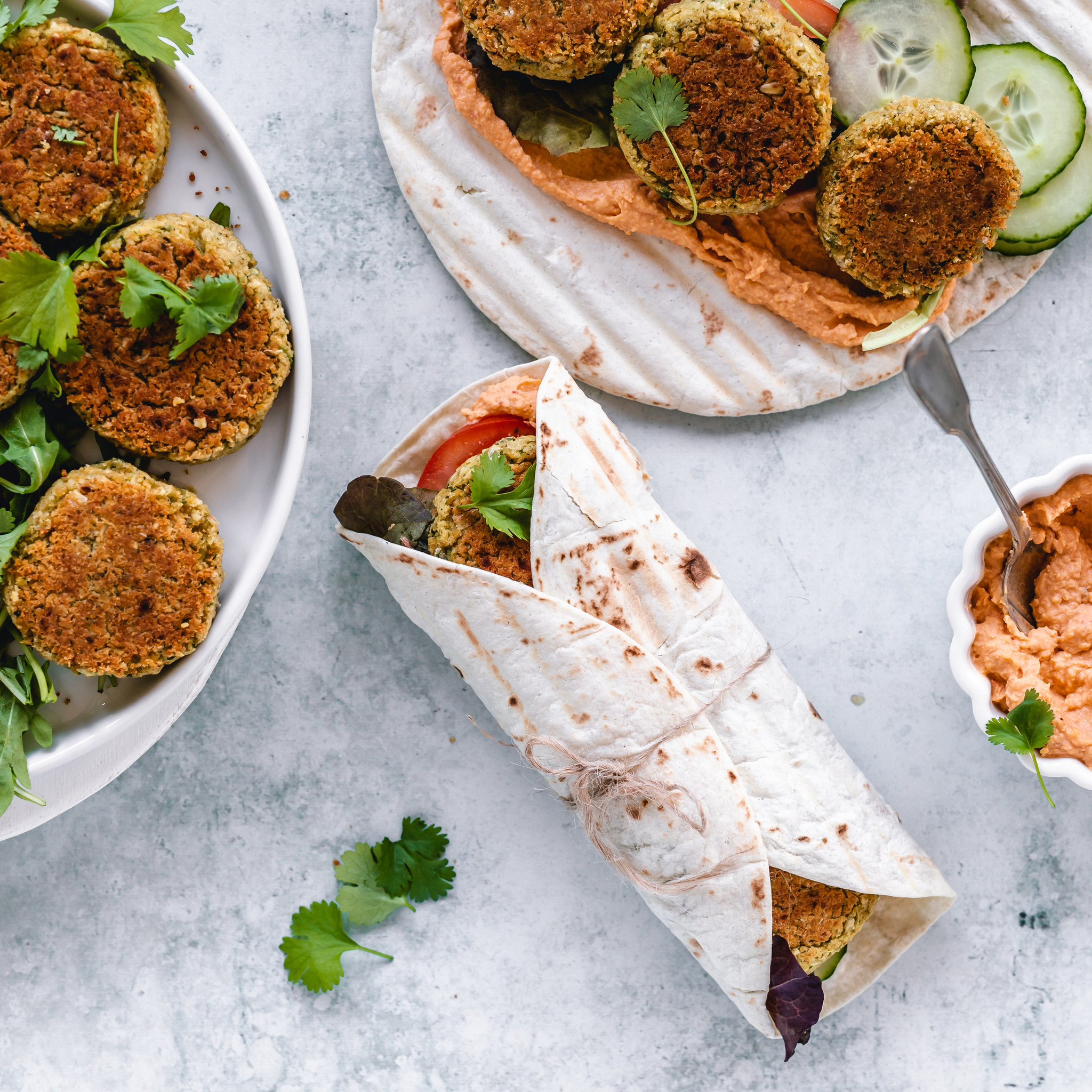 Tortilla wrap met falafel en hummus