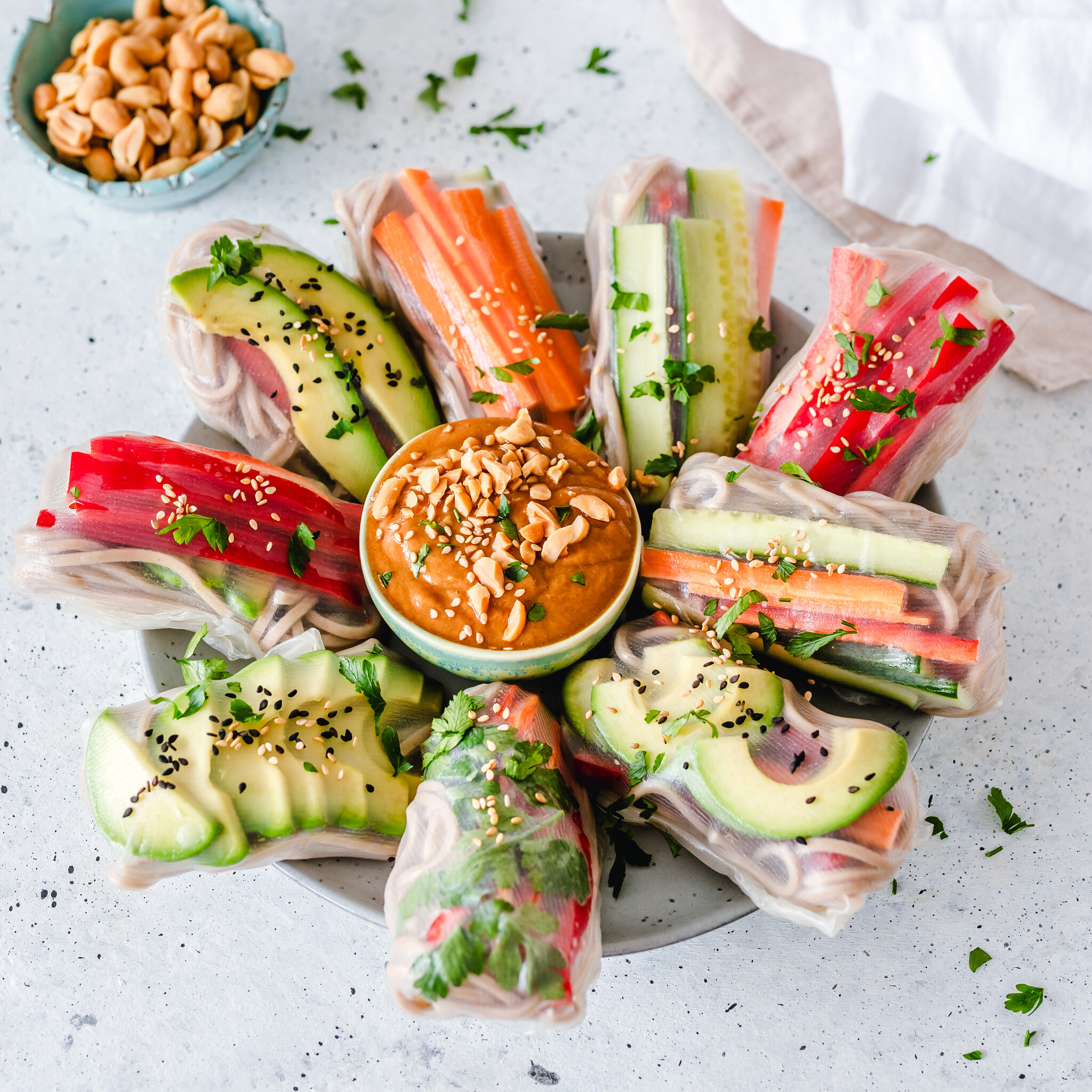 Spring rolls met soba noodles en pindakaas