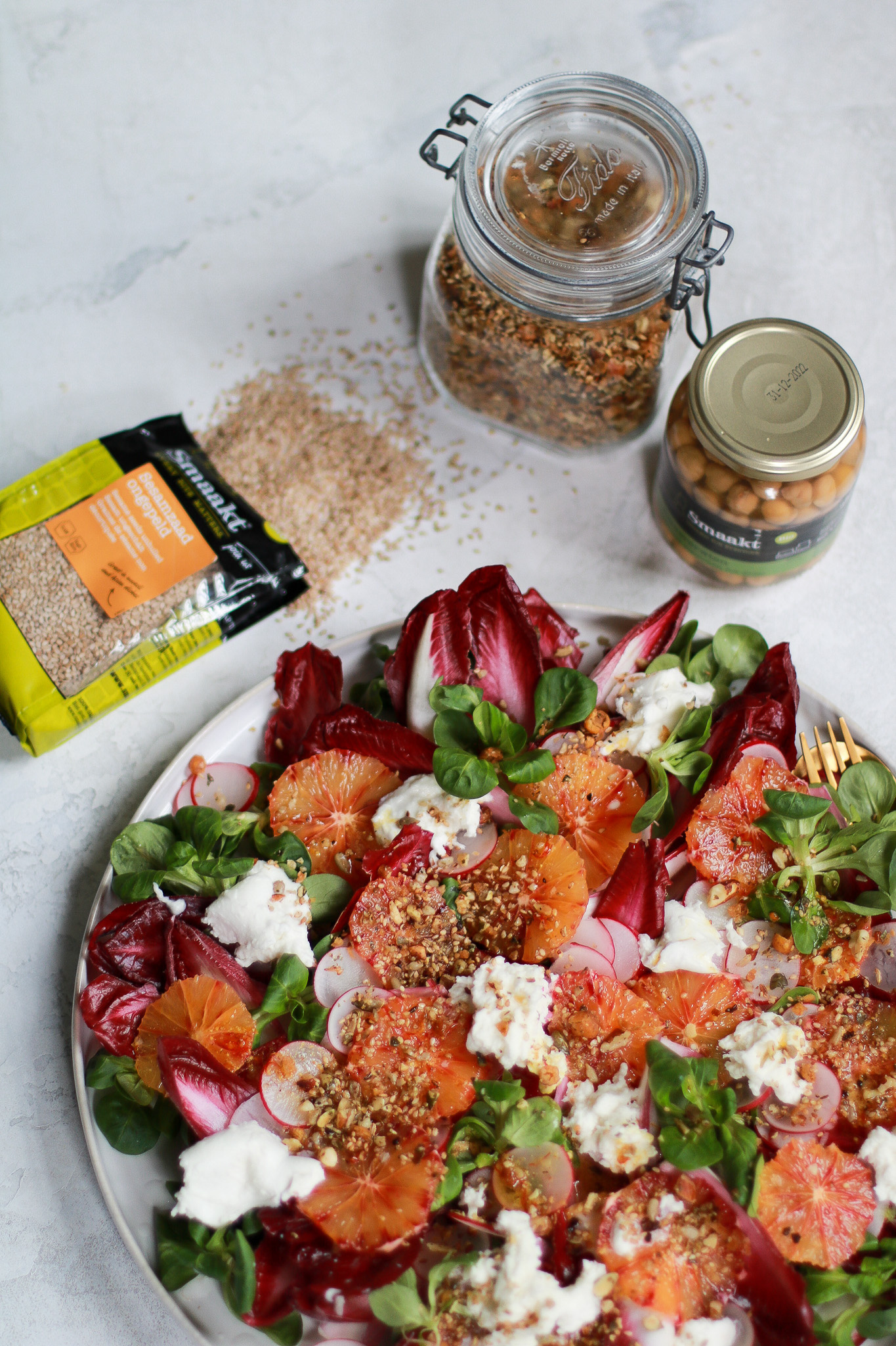 Salade met bloedsinaasappel en zonala-crunch