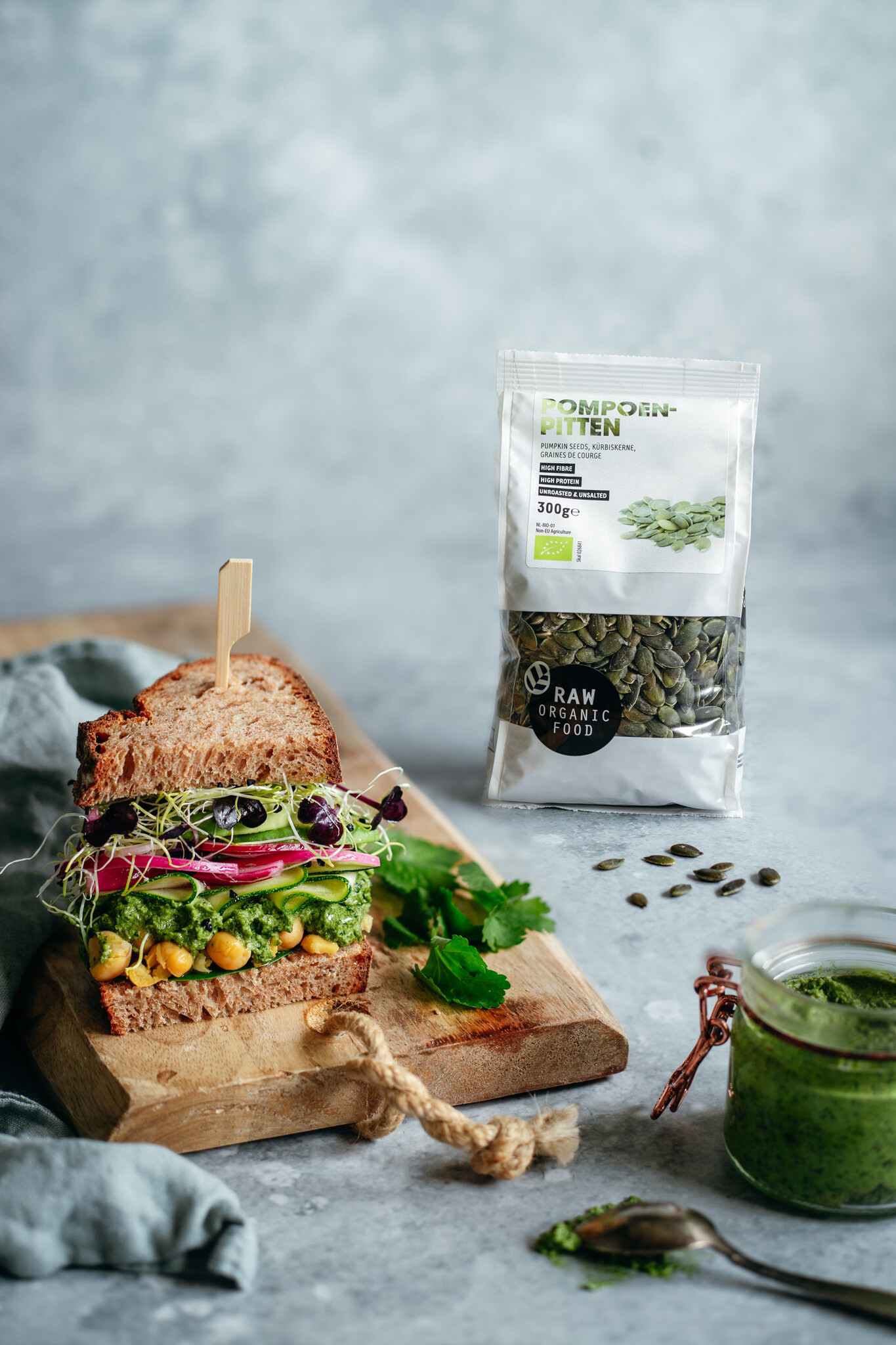 Superfood broodje met groenten en pesto