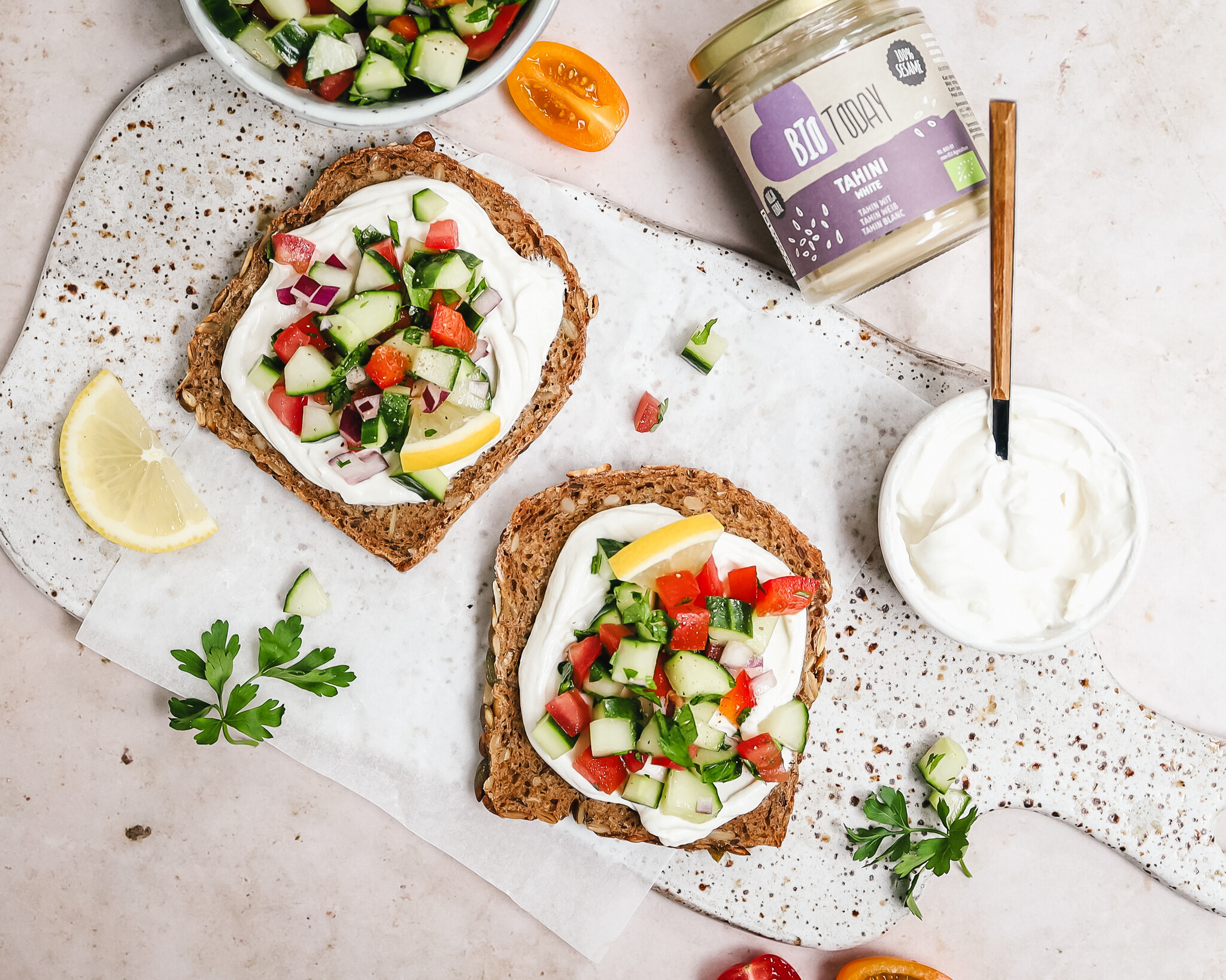 Toast met yoghurt tahin spread