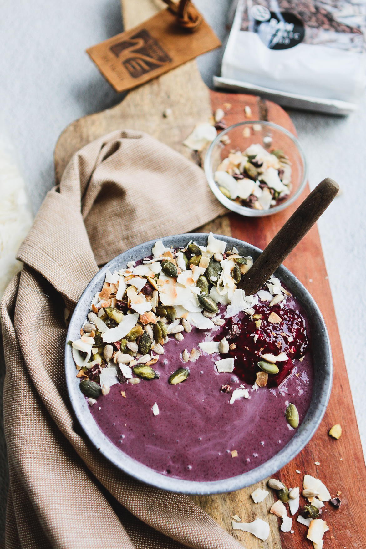 Smoothie bowl met blauwe bessen en spirulinapoeder