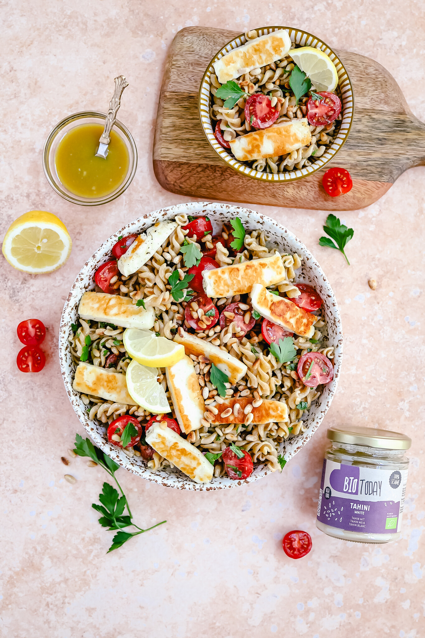 Pasta salade met halloumi en tahini dressing