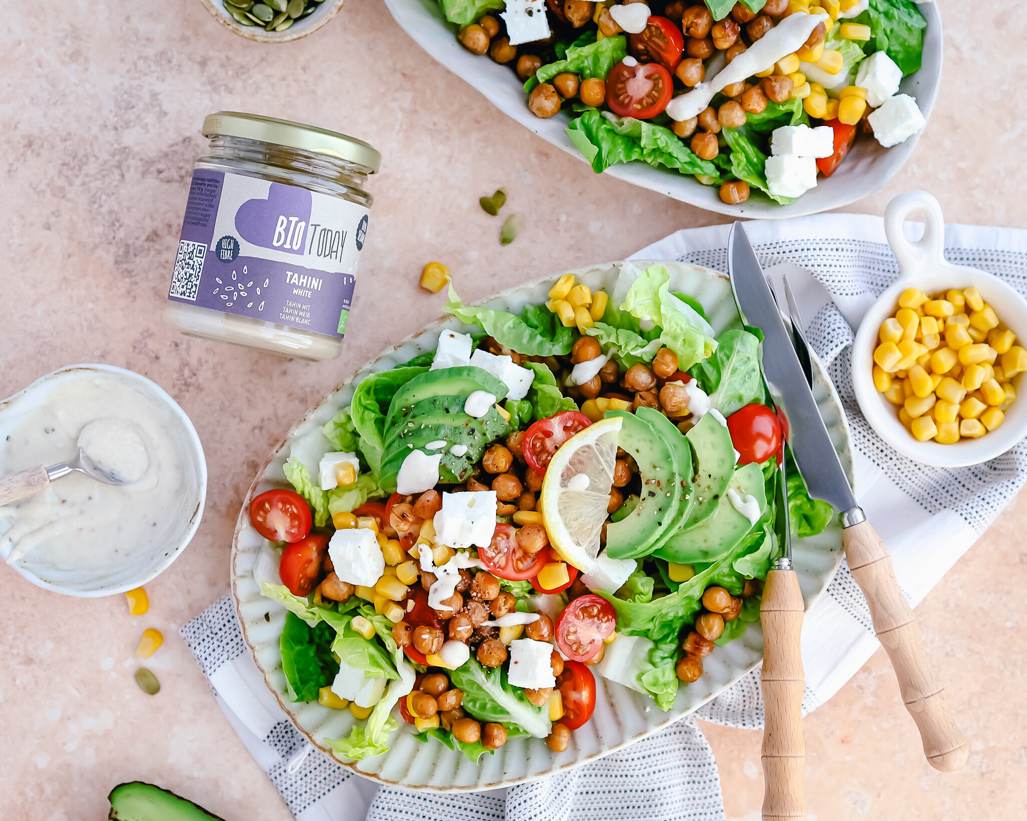 Salade met kikkererwten, mais, avocado & tahini-dressing