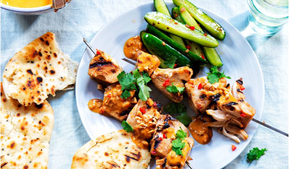 Saté van jackfruit met pittige komkommertjes