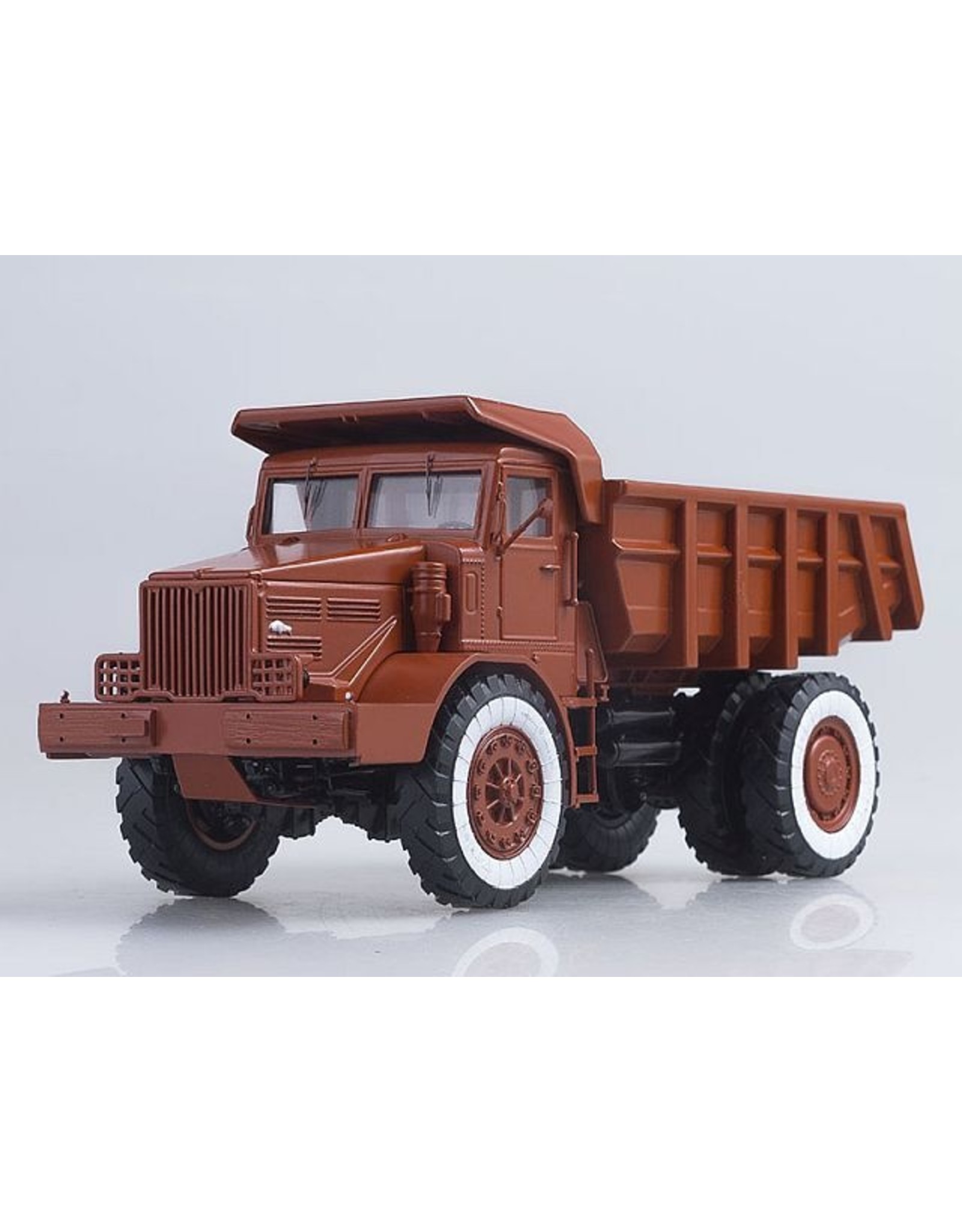 MAZ(Minski Avtomobilnyi Zavod) SOVIET QUARRY DUMP TRUCK MAZ-525(25 tons)