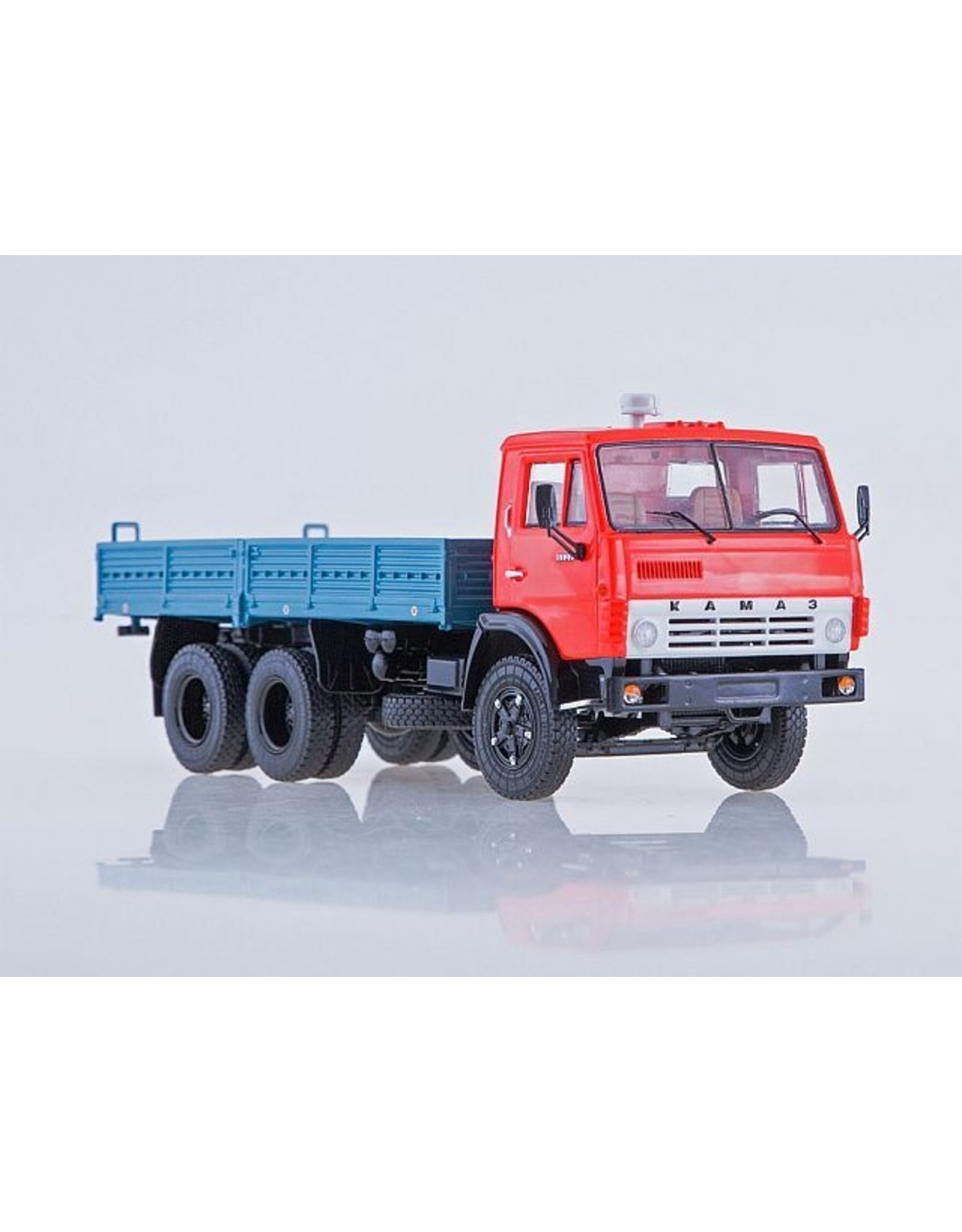 KAMAZ KAMAZ-5320 FLATBED TRUCK(red/blue)