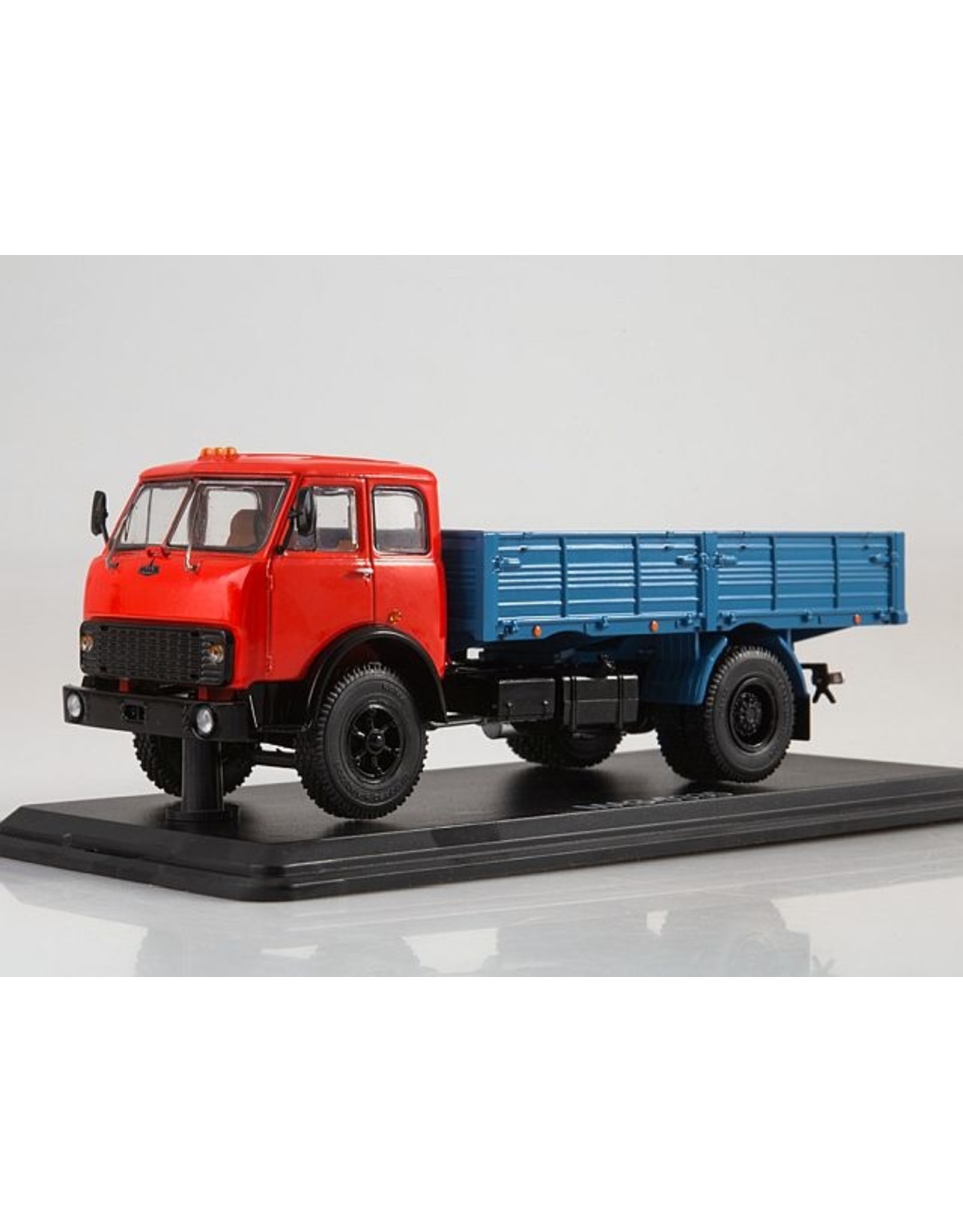 MAZ(Minski Avtomobilnyi Zavod) MAZ-5335flatbed truck(red/blue).