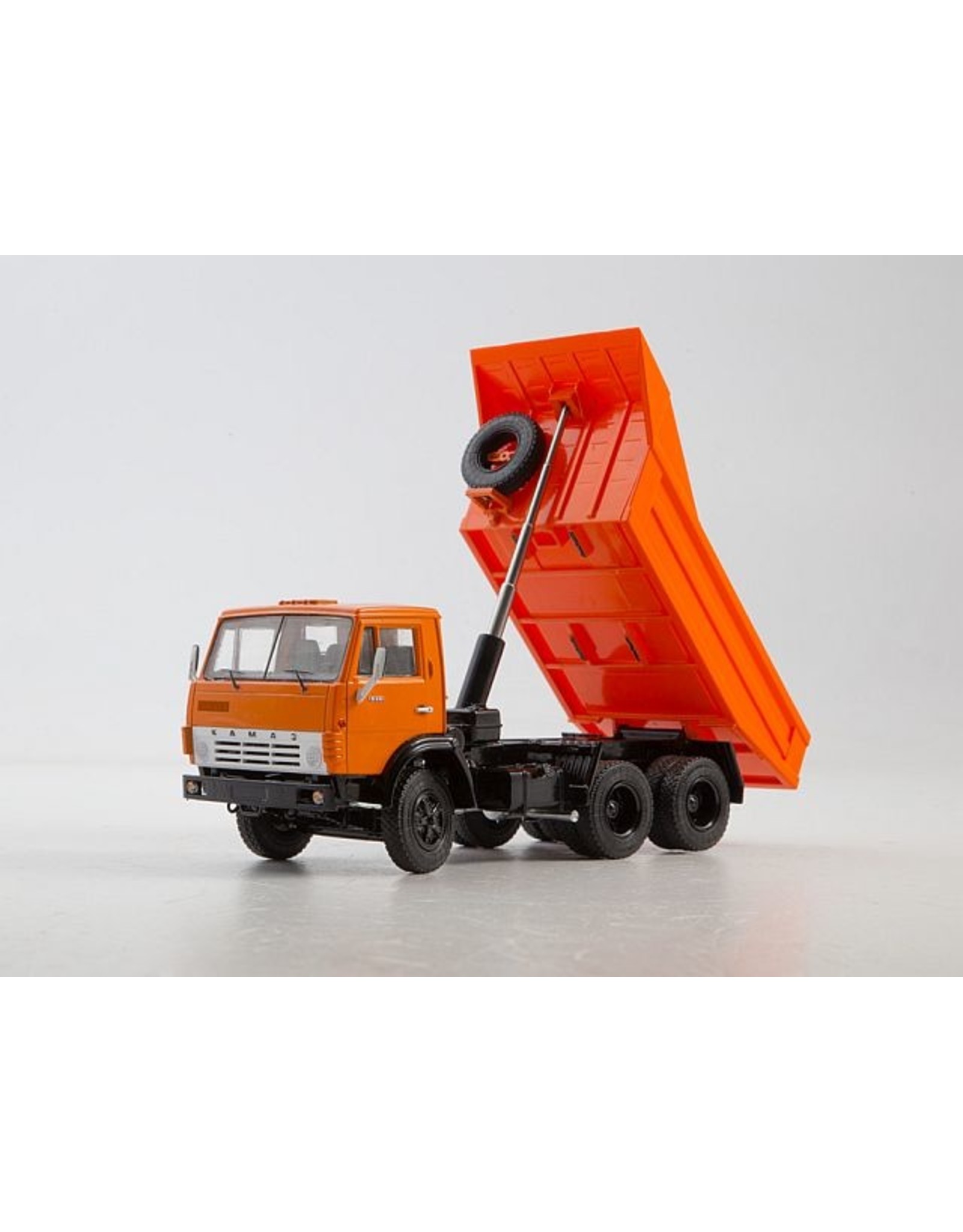KAMAZ KAMAZ-5511 dump truck(orange).