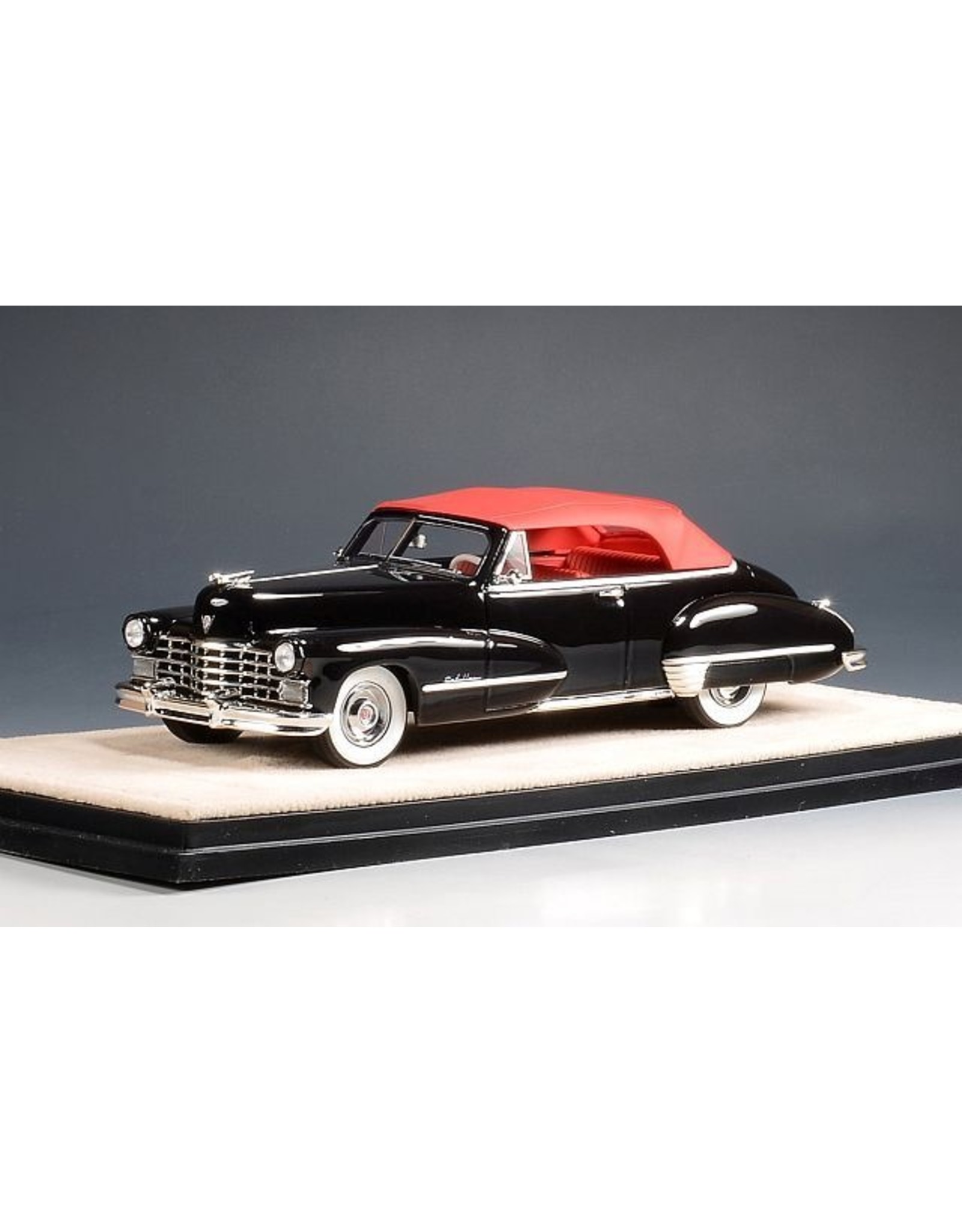 Cadillac(General Motors) Cadillac Series 62 Convertible(1947)closed(black).