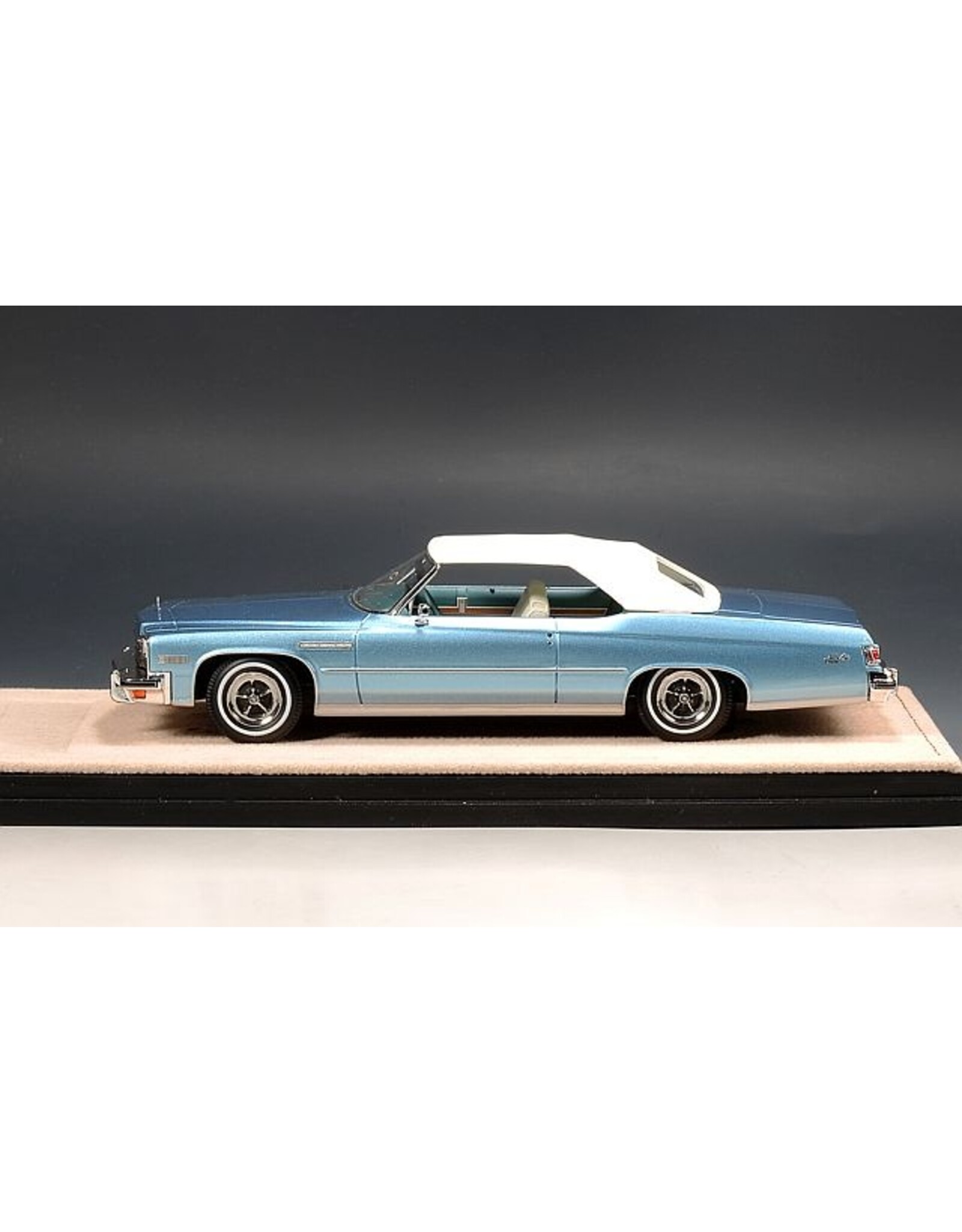 Buick Buick LeSabre Custom Convertible(1975)closed roof(blue Haze metallic)
