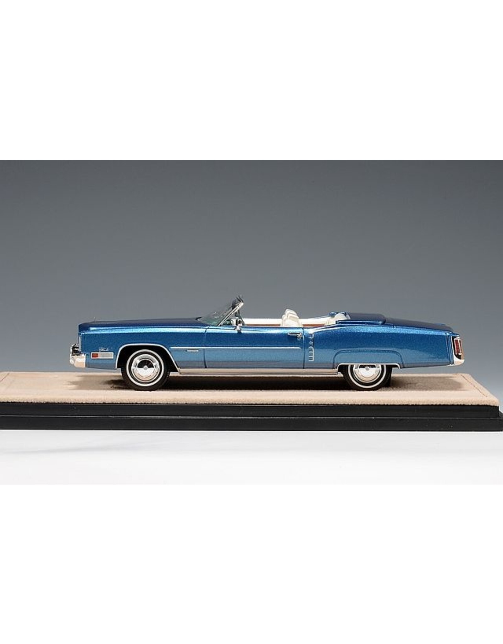 Cadillac(General Motors) Cadillac Eldorado Convertible(1972)open roof(St.Moritz blue metallic)