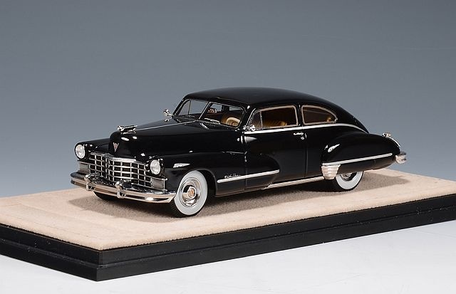 ミニカー CADILLAC SERIES 62 1/18 Amazon.com: Auto World 1947 Cadillac Series 62 Cabriolet 1