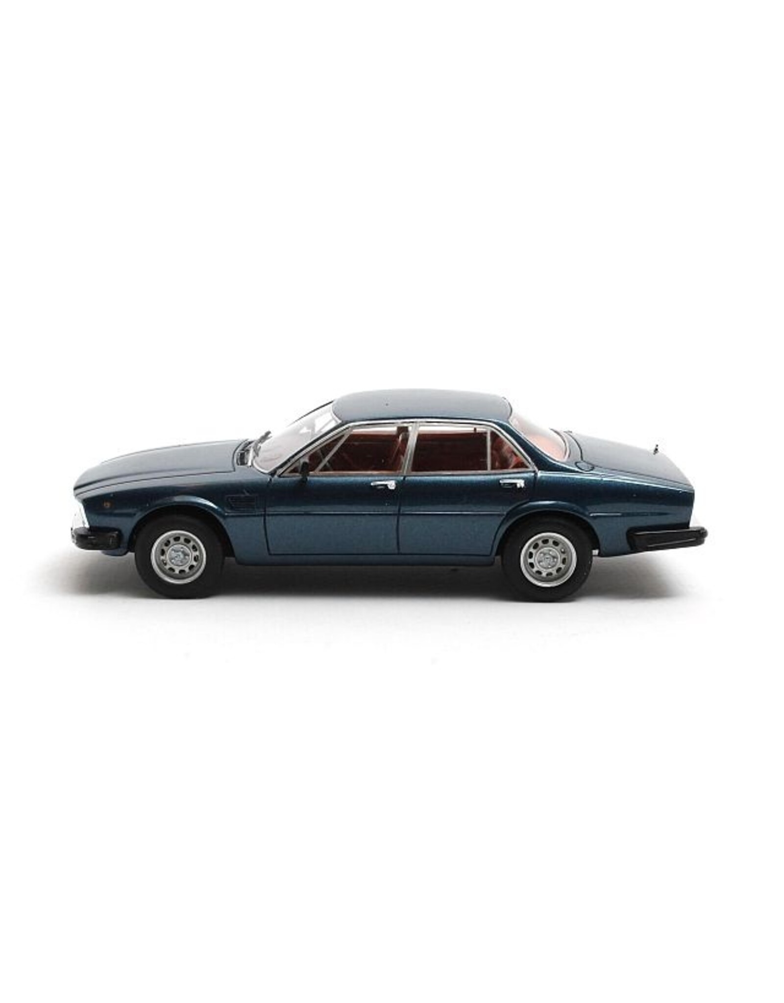 De Tomaso De Tomaso Deauville Series 2(1978-85)blue metallic