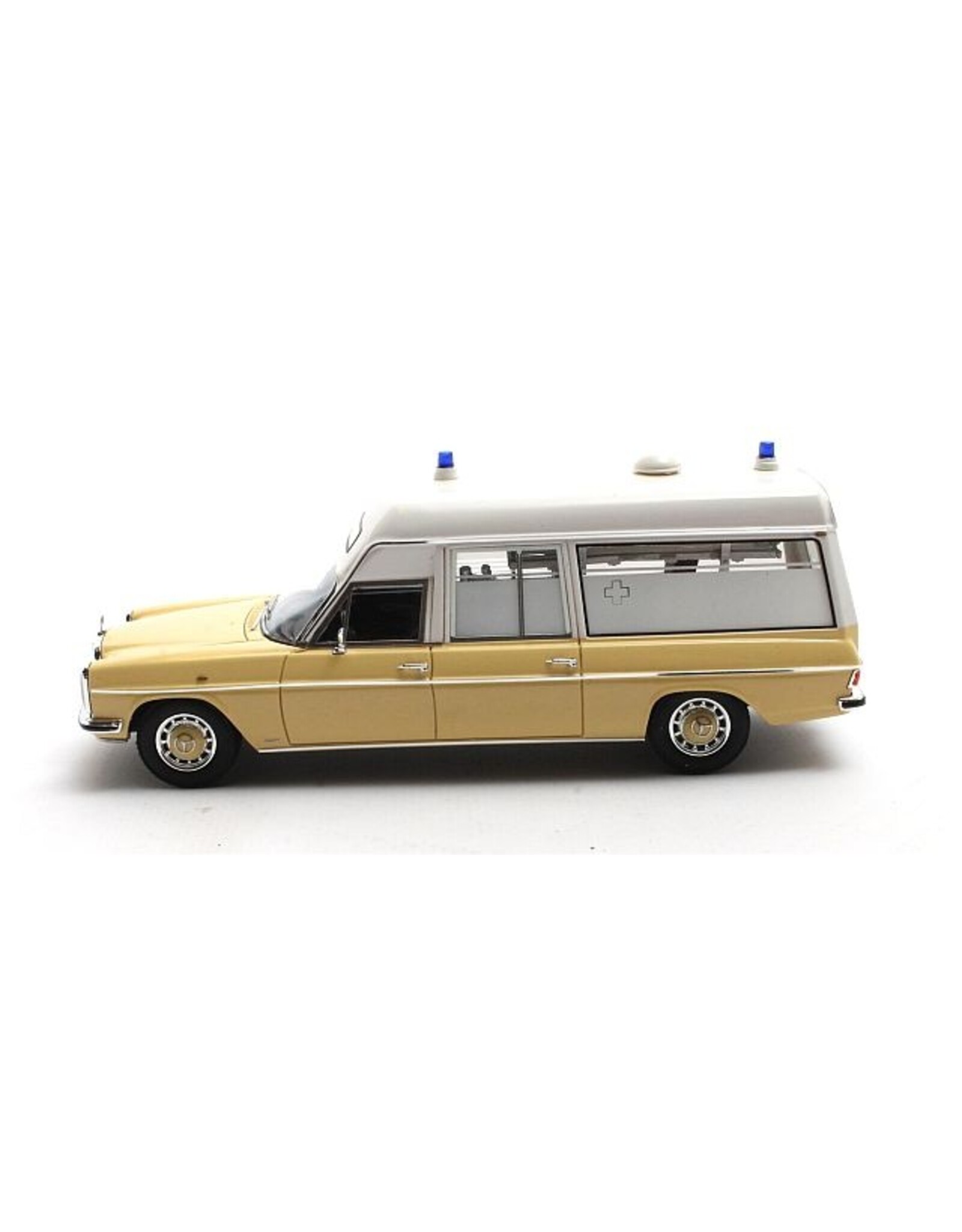 Mercedes-Benz Mercedes-Benz V114 "Visser Ambulance" (1968-73)Westerbaan Dedemsvaart